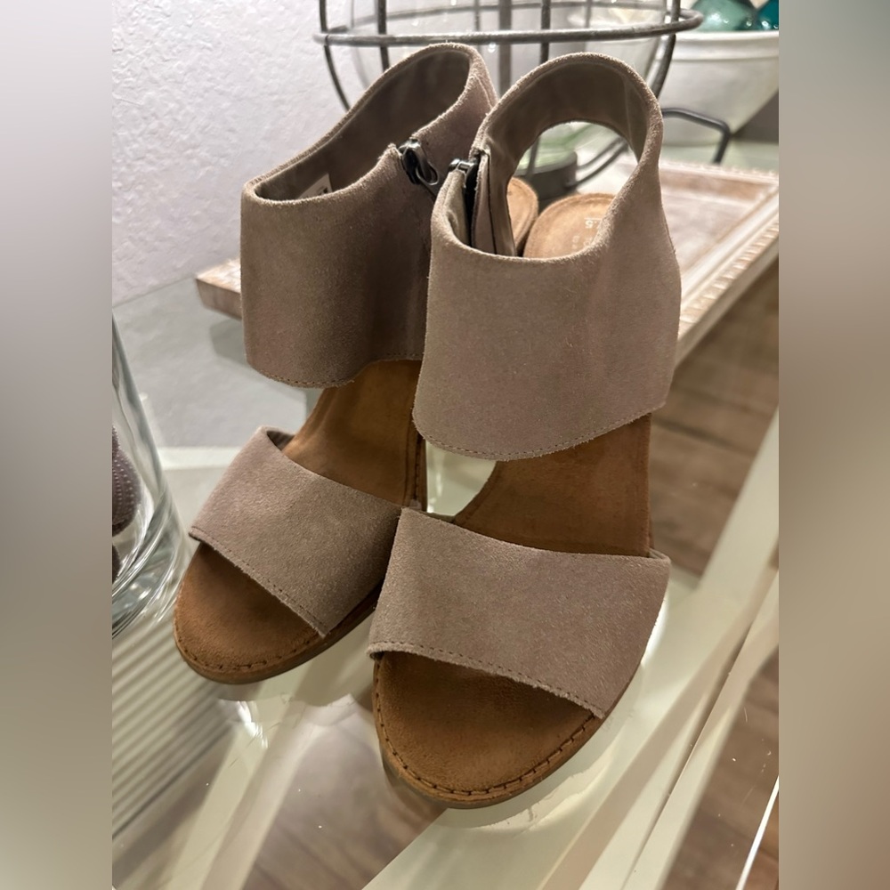 Tom’s Suede Heel, Size 7.5